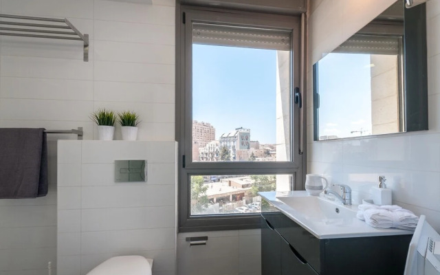 Best Location New Apt Full Amenities