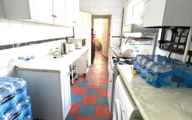 Lovely 3-bed House in Coventry Airbnb Property