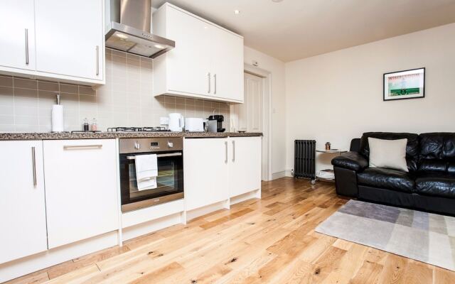 Bright &Spacious Central 1 Bed Basement Flat