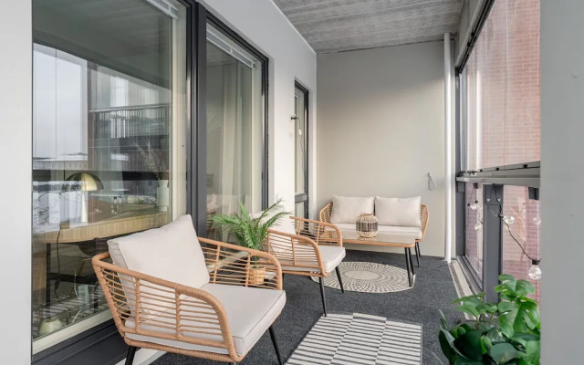 New 2BR Apt with Balcony, Sauna & Great Location