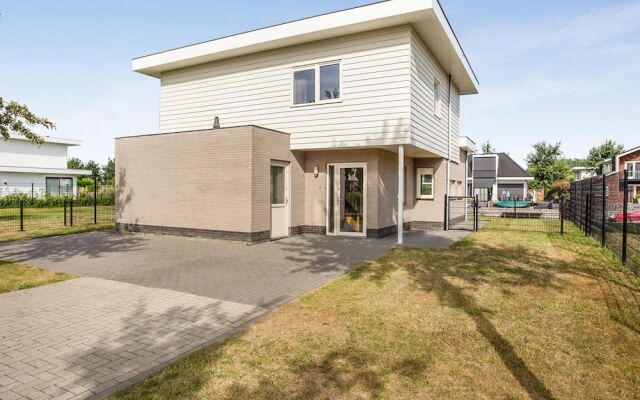 Pleasant Holiday Home in Zeewolde near Golf Course
