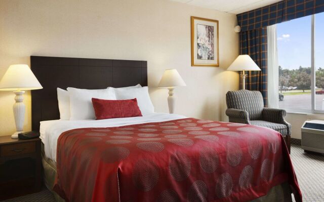 HomeTowne Studios by Red Roof & Conference Center Cortland