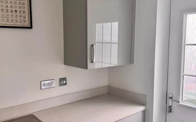 High END Spacious 4 Bed House - Free Parking