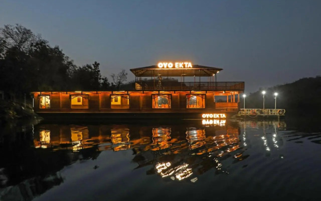 OYO EKTA Houseboat