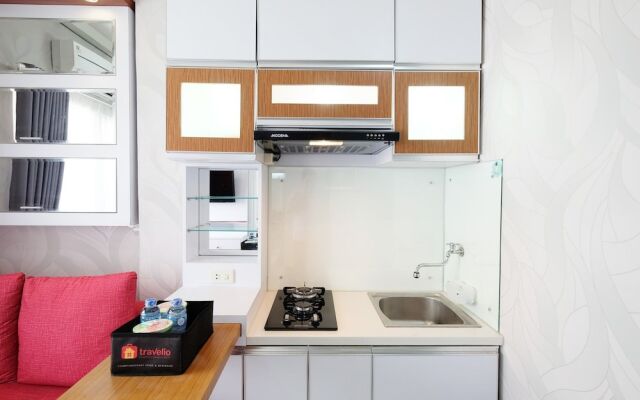 Cozy and Homey Green Pramuka City Apartment