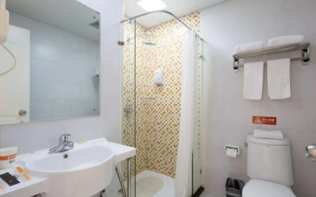 Rujia Pebble Hotel (Kaihua Genbo Park South Bus Station)