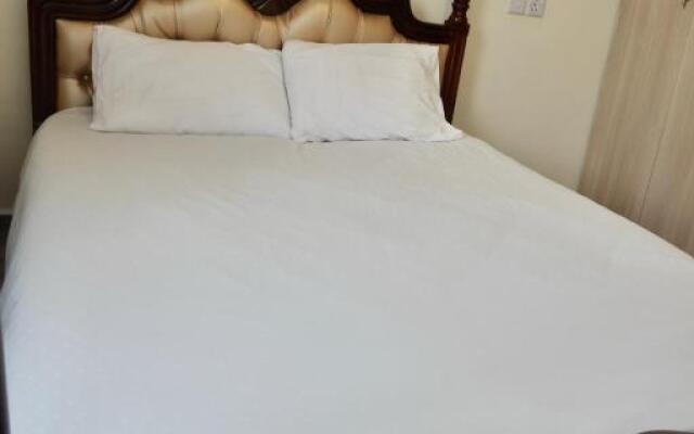 Up-Hill Rosslyn 1 bedroom Apartment