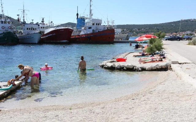 Apartments by the sea Vinisce, Trogir - 10241