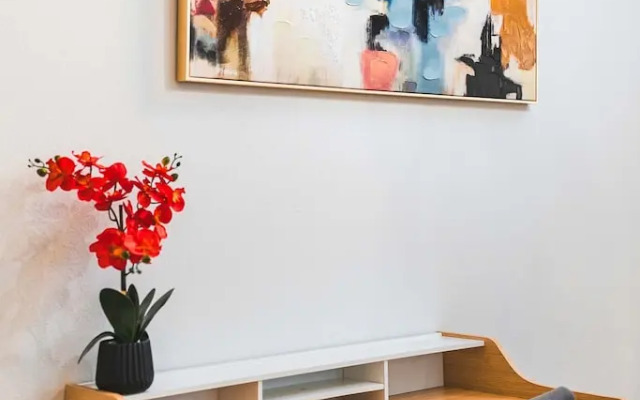 Spacious Retreat Near Iconic LA Sights