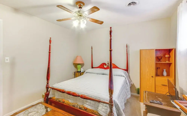 Inviting Vicksburg Home w/ Patio + Charcoal Grill!