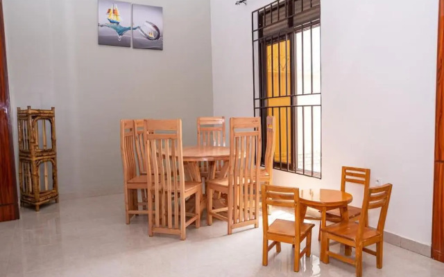Cheerful 4-bedroom home with parking