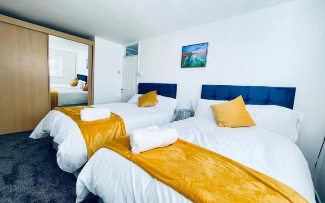 Mayfair Place - Cosy 3 Bedroom House with Free Parking
