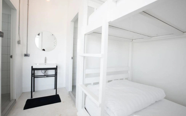 Flat White Cafe x Poshtel