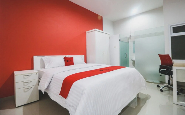 RedDoorz Plus near Living Plaza Jababeka