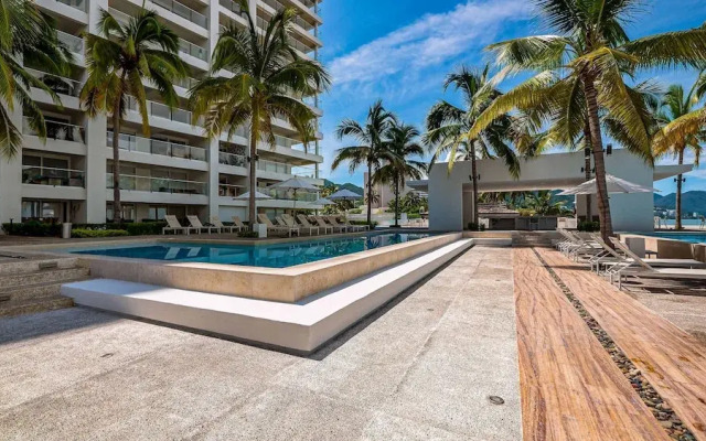 Oceanfront 1BR With Balcony - Sea View Pools