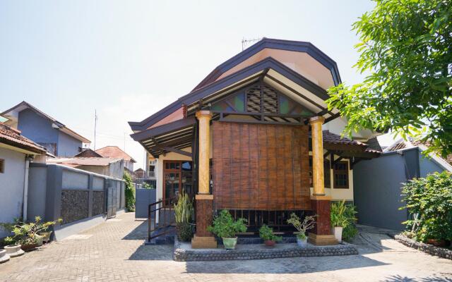 OYO 1642 Penginapan Anggrek Syariah 2