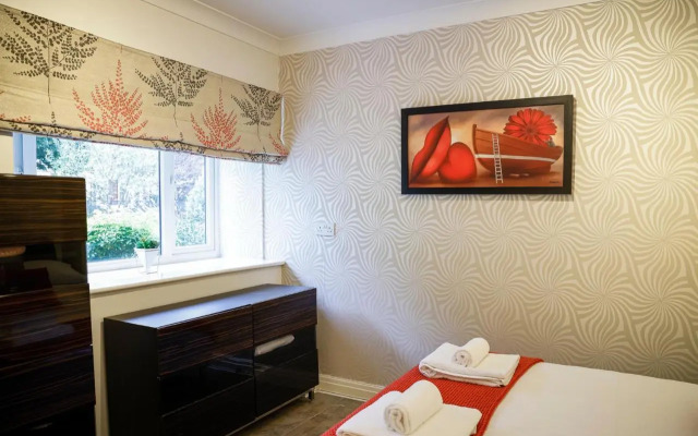 Stylish family home in desirable Penylan + Parking