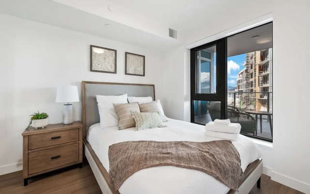 AQUA Corner Unit w Amazing View 614