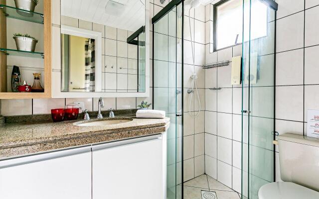 Apto com sacada e churrasq 260m Praia Brava COI302