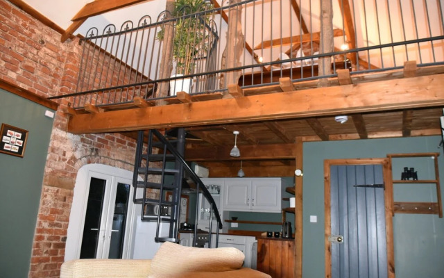 2-bed 18th Century Barn - Sleeps 6 - Pet Friendly
