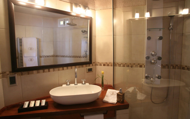 La Sirenuse Lake Resort