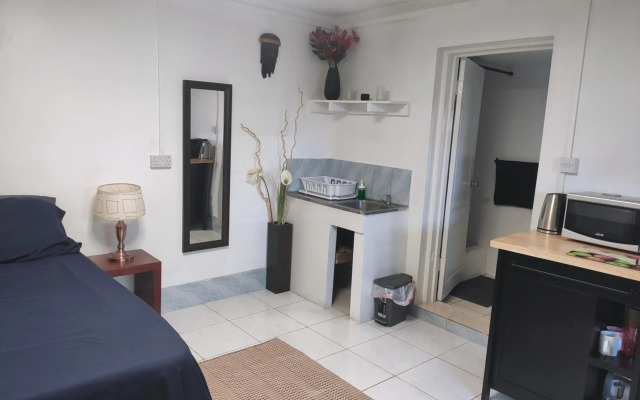 Garden Studio Flat Mango Walk