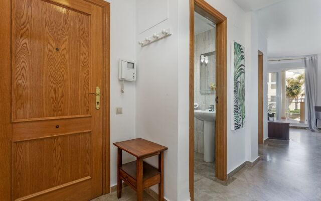 Beautiful 2-Bed first beach line apartment for 6
