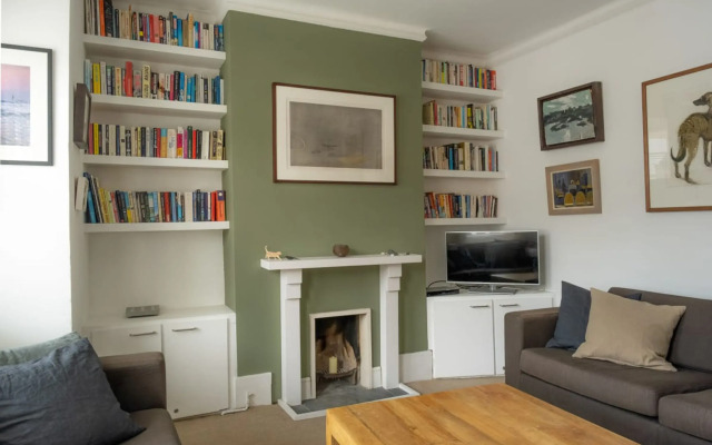 Bright Stockwell Apartment