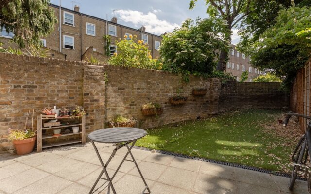 2 Bedroom Flat With Private Garden East London