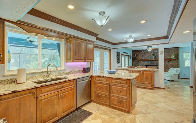 Spacious 4 3 Retreat- Heated Pool-playroom