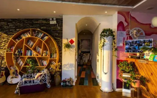 Queting Lake View Inn