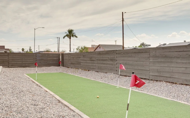 Updated Phoenix Apt w/ Putting Green, 1 Mi to Dtwn