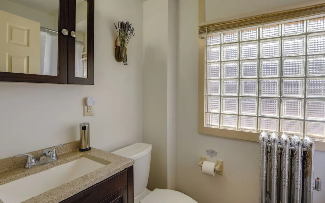 Walk to Restaurants & Shops: Apt in Pennsylvania!