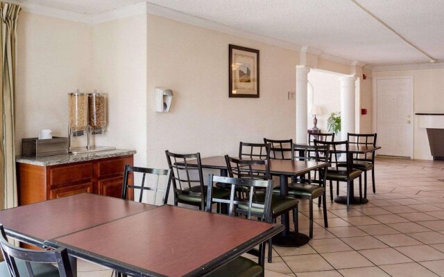 Rodeway Inn & Suites