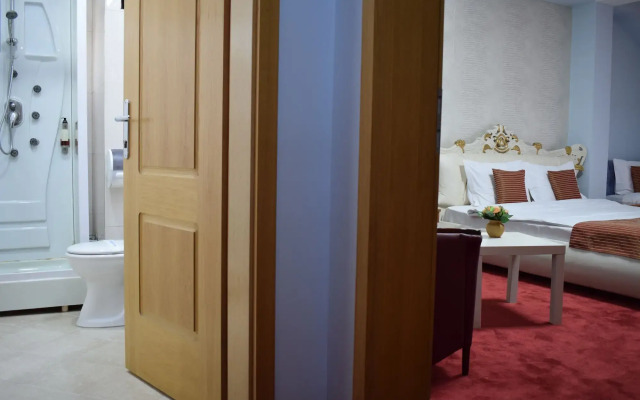 Hotel Aristocrat & Fish Restaurant