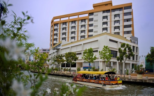 Wana Riverside Hotel