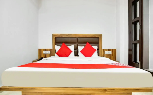 OYO Flagship 80706 Hotel Crown