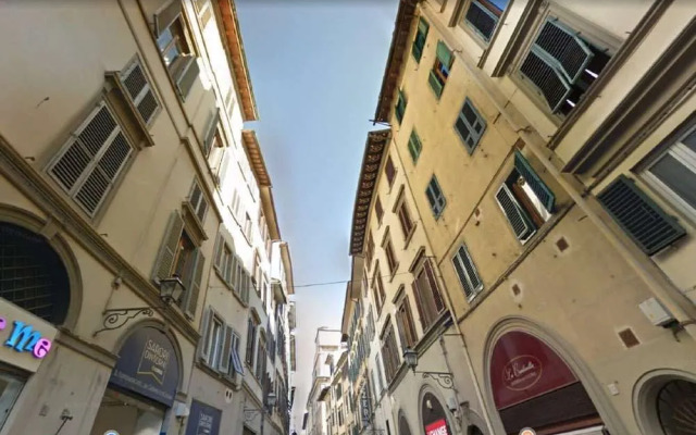 GuestHost - Duomo View Anna's Apartment