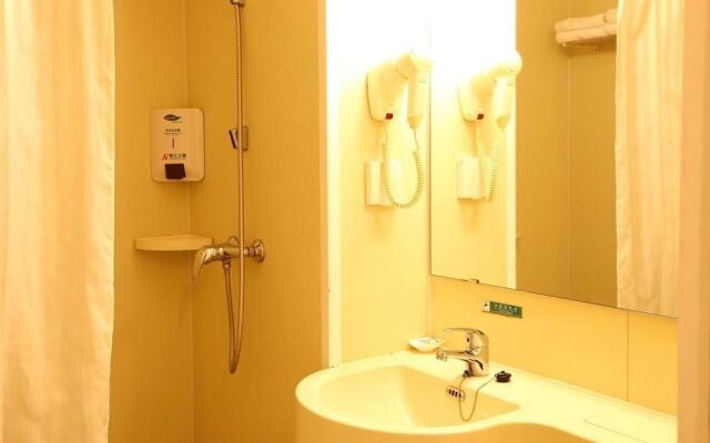 Home Inn Pebble Cloud Hotel (Bengbu Railway Station Shengli Road)