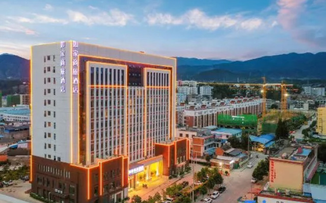 Homeinn Selected Hotel (Lincang Washan Fengcheng Railway Station)