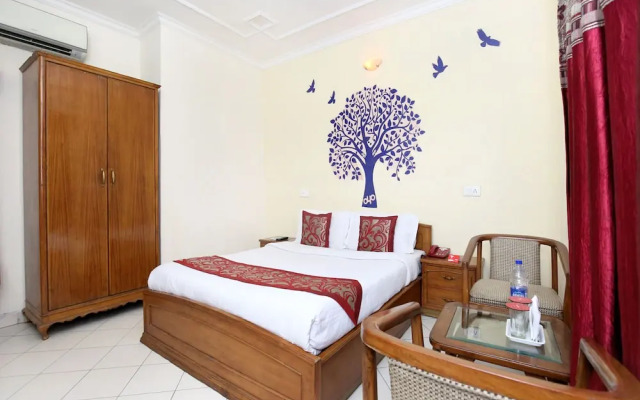 OYO 990 Hotel Paradise
