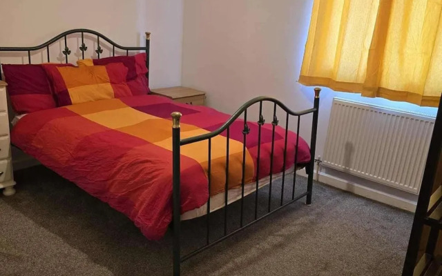 Milton Keynes - Sleeps 6 - Free Parking