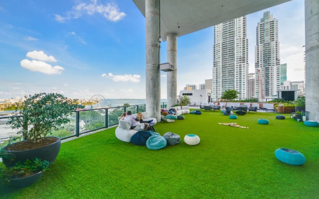 Views Apartment Near Bayfront Park
