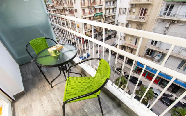 Downtown Luxury Boutique Suites : the yellow suite