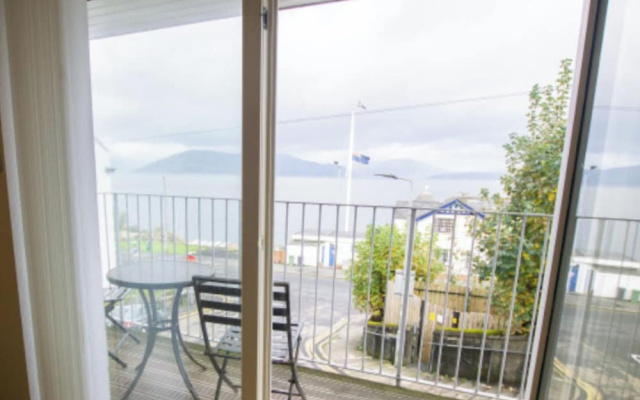 3-bed Apartment - Sleeps 6 - Parking, Wifi, Pets
