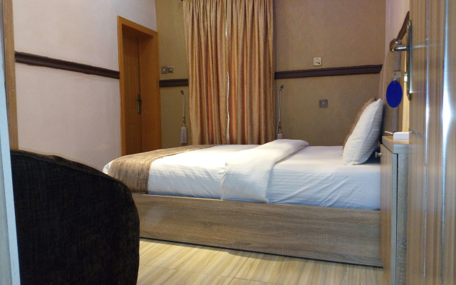 Euro Lounge and Suites