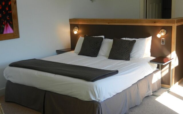Ten Acres Lodge