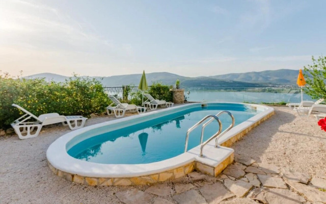 Ljubo - Pool and View - A1