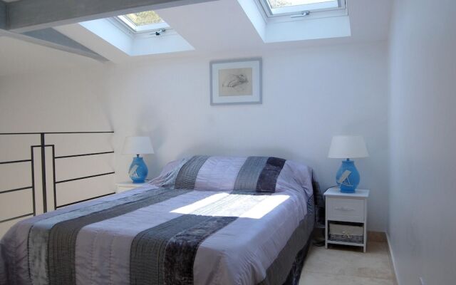 House With one Bedroom in Saint-marc-jaumegarde, With Pool Access, Enc