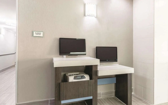 Platinum Inn & Suites Webster